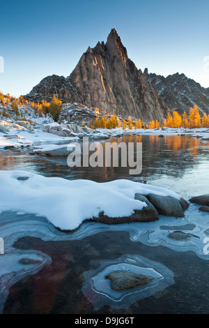 Au-dessus de pics Prusik Gnome Tarn gelé après une tempête de neige précoce, l'enchantement des lacs, les lacs alpins Wilderness, Cascades, Washington. Banque D'Images