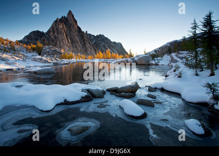 Au-dessus de pics Prusik Gnome Tarn gelé après une tempête de neige précoce, l'enchantement des lacs, les lacs alpins Wilderness, Cascades, Washington. Banque D'Images