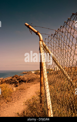 Le montant d'angle de grillage de clôture avec dont les brins de fil de fer barbelé au-dessus, sur la côte, près de Alcala, Tenerife, Îles Canaries Banque D'Images