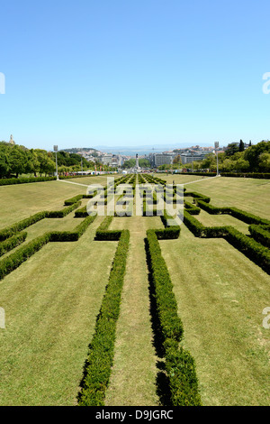 La voie centrale du parc Eduardo VII, avec Lisbonne et le Tage en arrière-plan, Lisbonne, Portugal Banque D'Images