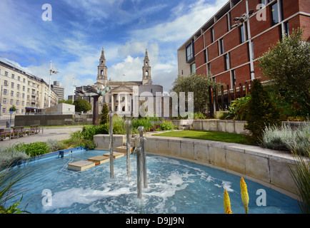 Fontaine en face de la Nelson Mandela gardens de la civic hall dans la ville de Leeds, Yorkshire UK Banque D'Images