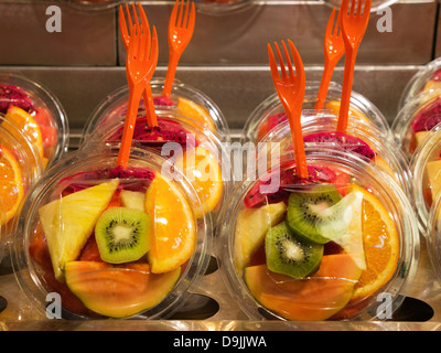 Des cocktails de fruits au marché de la Boqueria, juste à côté de La Rambla, Barcelone, Espagne 3 Banque D'Images