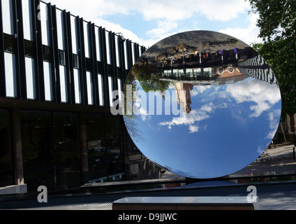 Sky Mirror par Anish Kapoor en dehors de Nottingham Playhouse, Angleterre Banque D'Images