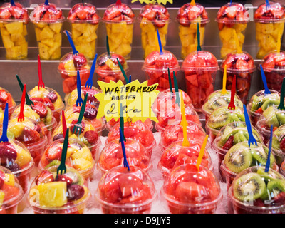 Des cocktails de fruits au marché de la Boqueria, juste à côté de La Rambla, Barcelone, Espagne 2 Banque D'Images