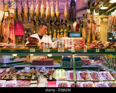 Saucisse jambon et boutique dans le marché Boqueria, juste à côté de La Rambla, Barcelone, Espagne Banque D'Images