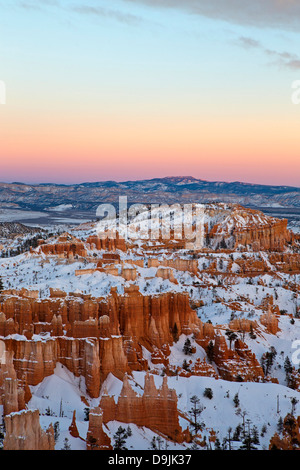 Formations de roche et de neige Hoodoo au coucher du soleil, l'Amphithéâtre de Bryce, Bryce Canyon National Park, Utah, United States of America Banque D'Images