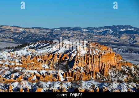 Formations de roche et de neige Hoodoo au coucher du soleil, l'Amphithéâtre de Bryce, Bryce Canyon National Park, Utah, United States of America Banque D'Images