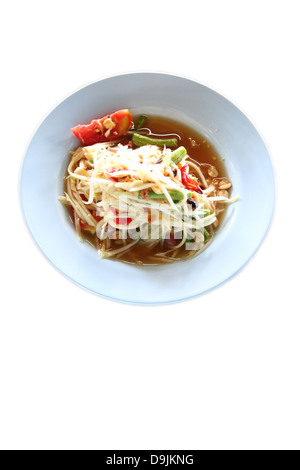 La salade de papaye dans le plat sur fond blanc. Banque D'Images