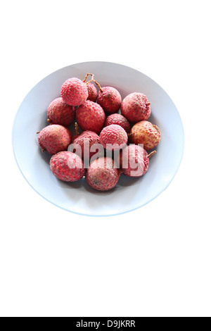 Ou Litchi Litchi dans le plat sur fond blanc et Litchis ou lychee est une branche de fruits en Thaïlande. Banque D'Images