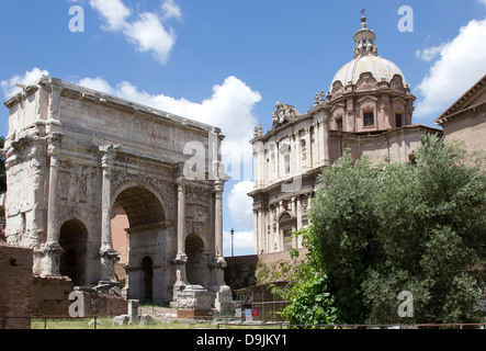 Arc de Septime Sévère et de l'église Santi Luca e Martina, Forum Romain, Rome, Italie. Banque D'Images