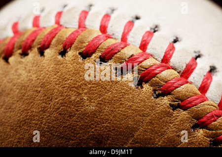 Baseball sale, blanc et brun sur un fond sombre, close-up Banque D'Images