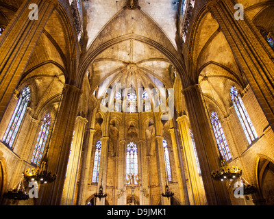 Intérieur de la cathédrale Santa Eulalia dans le quartier gothique de Barcelone, Espagne 1 Banque D'Images