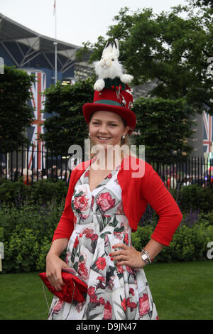 Racegoers assister à la deuxième journée du Royal Ascot à Ascot Racecourse à Ascot, en Angleterre. Credit : WFPA/Alamy Live News Banque D'Images