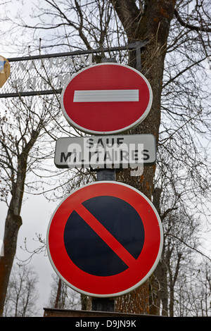 Pas d'entrée à l'exception des militaires, l'accès aux véhicules à un camp militaire mont-louis pyrénées-orientales france Banque D'Images