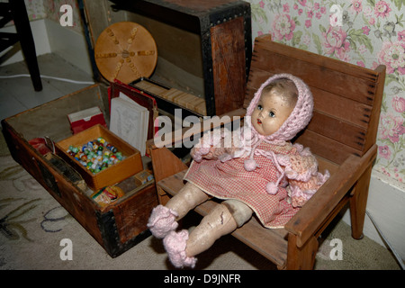 Vintage baby doll est assis dans sa chaise en bois. Robert Frost farm Derry, New Hampshire Banque D'Images