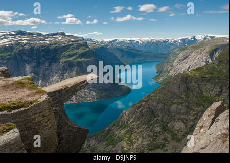 Trolltunga, Troll's tongue rock, au-dessus du lac Ringedalsvatnet, Norvège Banque D'Images