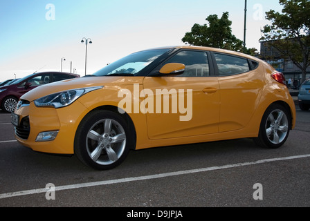 2013 Hyundai Veloster Coupé jaune vif Motor Car Banque D'Images