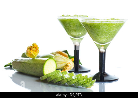 Purée de courge dans un verre sur un fond blanc Banque D'Images