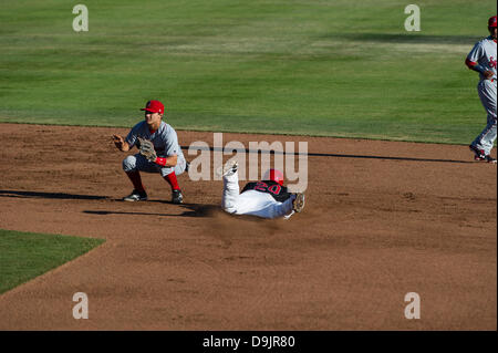 Vancouver, Colombie-Britannique, Canada. 18 juin 2013 . Les Canadiens de Vancouver, l'arrêt-court Jason Lebleijian (20) plonge dans la deuxième base à la maison match entre les Canadiens de Vancouver et Spokane Indians à la Banque Scotia au champ Nat Bailey Stadium Vancouver (Colombie-Britannique) Canada le 18 juin 2013 . Photographe Frank Pali/Alamy Live News Banque D'Images