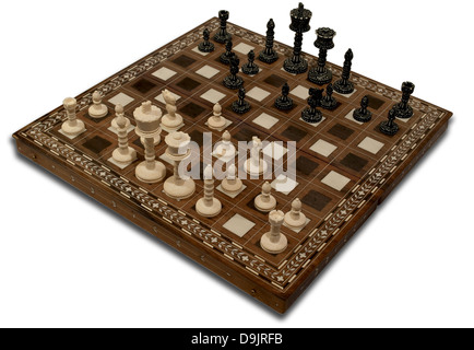 D'échecs en ivoire sur le Conseil, isolé sur un fond blanc. Banque D'Images