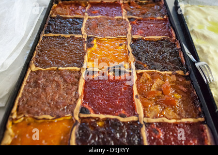 La fabrication du pain et des recettes traditionnelles. Un pain focaccia avec garnitures sucrées, fruits. Banque D'Images