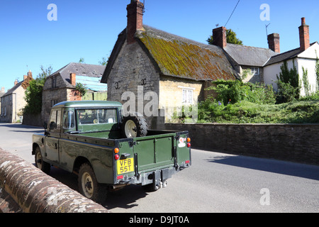 Land Rover garé dans la rue principale du village anglais de Greetham, Rutland Banque D'Images