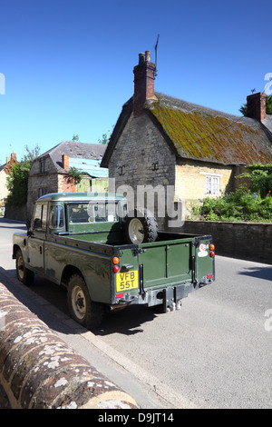 Land Rover garé dans la rue principale du village anglais de Greetham, Rutland Banque D'Images