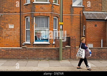 Igoogle house qui a un maire Boris Johnson affiche de la campagne électorale dans la fenêtre. Elle regarde vers la caméra. Banque D'Images