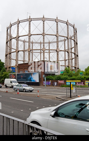 Acier vide gazomètre à côté de l'A406 dans la région de Southgate, Londres, Angleterre. Portrait. Banque D'Images