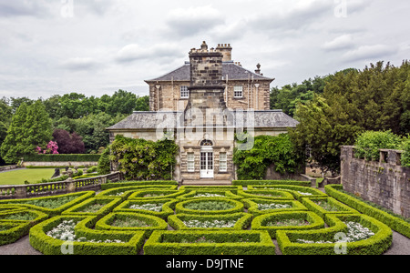 Pollok House à Pollok Country Park Glasgow Ecosse avec jardin formel Banque D'Images