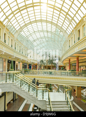 Boutiques dans le Trafford Centre est un grand centre commercial couvert dans Dumplington, Greater Manchester, Angleterre. Banque D'Images