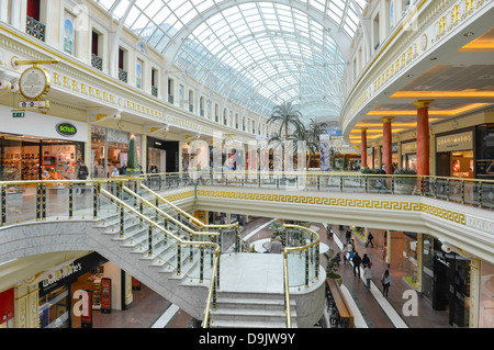 Boutiques dans le Trafford Centre est un grand centre commercial couvert dans Dumplington, Greater Manchester, Angleterre. Banque D'Images