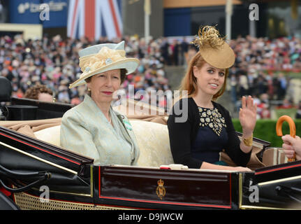 Le Royal Ascot, Berkshire, Royaume-Uni. 20 juin 2013. La princesse Royale, à gauche, avec la princesse Eugenie arrivant sur le cours. Crédit : John Beasley/Alamy Live News Banque D'Images