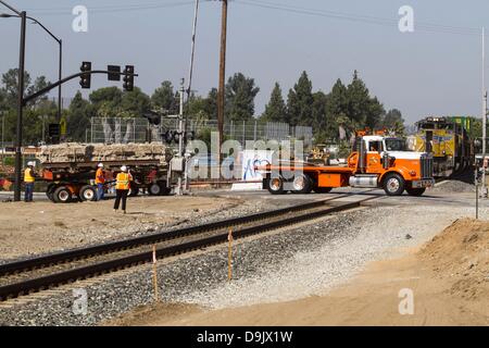 20 juin 2013 - Los Angeles, Californie, États-Unis - un 20 pieds, 30 000 livres de la section maçonnerie intérieure fragile est transporté jusqu'à un parc adjacent à l'historique San Gabriel Mission où il sera réinstallé et ouvert au public à la fin de l'été, le jeudi, 20 juin 2013 à San Gabriel, Californie. L'historique de l'eau canalisée millrace springs situé près de l'actuelle ville de Huntington Drive dans la vallée de San Gabriel pour un moulin construit par les ouvriers dans les années 1820 sous la direction de prêtres à la San Gabriel Mission. (Crédit Image : © Chiu/ZUMAPRESS.com) Ringo Banque D'Images