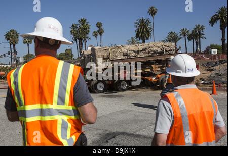 20 juin 2013 - Los Angeles, Californie, États-Unis - un 20 pieds, 30 000 livres de la section maçonnerie intérieure fragile est transporté jusqu'à un parc adjacent à l'historique San Gabriel Mission où il sera réinstallé et ouvert au public à la fin de l'été, le jeudi, 20 juin 2013 à San Gabriel, Californie. L'historique de l'eau canalisée millrace springs situé près de l'actuelle ville de Huntington Drive dans la vallée de San Gabriel pour un moulin construit par les ouvriers dans les années 1820 sous la direction de prêtres à la San Gabriel Mission. (Crédit Image : © Chiu/ZUMAPRESS.com) Ringo Banque D'Images