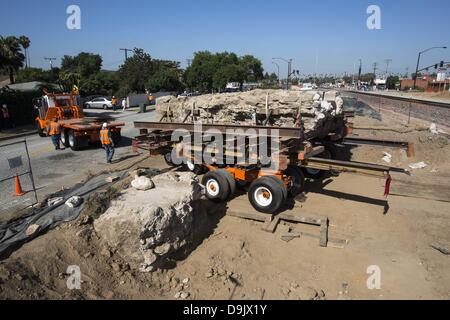 20 juin 2013 - Los Angeles, Californie, États-Unis - un 20 pieds, 30 000 livres de la section maçonnerie intérieure fragile est transporté jusqu'à un parc adjacent à l'historique San Gabriel Mission où il sera réinstallé et ouvert au public à la fin de l'été, le jeudi, 20 juin 2013 à San Gabriel, Californie. L'historique de l'eau canalisée millrace springs situé près de l'actuelle ville de Huntington Drive dans la vallée de San Gabriel pour un moulin construit par les ouvriers dans les années 1820 sous la direction de prêtres à la San Gabriel Mission. (Crédit Image : © Chiu/ZUMAPRESS.com) Ringo Banque D'Images