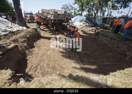 20 juin 2013 - Los Angeles, Californie, États-Unis - un 20 pieds, 30 000 livres de la section maçonnerie intérieure fragile est transporté jusqu'à un parc adjacent à l'historique San Gabriel Mission où il sera réinstallé et ouvert au public à la fin de l'été, le jeudi, 20 juin 2013 à San Gabriel, Californie. L'historique de l'eau canalisée millrace springs situé près de l'actuelle ville de Huntington Drive dans la vallée de San Gabriel pour un moulin construit par les ouvriers dans les années 1820 sous la direction de prêtres à la San Gabriel Mission. (Crédit Image : © Chiu/ZUMAPRESS.com) Ringo Banque D'Images