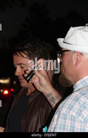 Millers Falls, Massachusetts, USA. 19 Juin, 2013. Robert Downey Jr, signe des autographes d'une lampe lors d'une pause dans le tournage de 'juger' Millers Falls, Massachusetts, le 19 juin 2013 Crédit : Susan Pease/Alamy Live News Banque D'Images