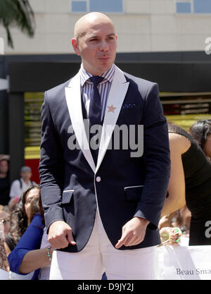 Hollywood, Californie, USA. 19 Juin, 2013. Pitbull comme Walk of Fame honore Jennifer Lopez sur Hollywood Blvd. Credit : Lisa O'Connor/ZUMAPRESS.com/Alamy Live News Banque D'Images