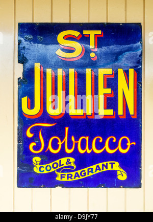 St Julien vintage bleu et jaune du tabac publicité rejoignez l'émail Banque D'Images