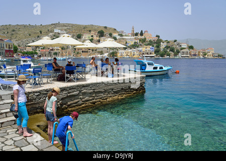 Taverne au bord de l'eau, Symi (SIMI), Rhodes (Rodos) région, le Dodécanèse, Grèce, région sud de la Mer Egée Banque D'Images