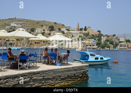 Taverne au bord de l'eau, Symi (SIMI), Rhodes (Rodos) région, le Dodécanèse, Grèce, région sud de la Mer Egée Banque D'Images