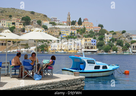 Taverne au bord de l'eau, Symi (SIMI), Rhodes (Rodos) région, le Dodécanèse, Grèce, région sud de la Mer Egée Banque D'Images