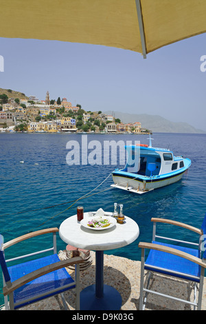 Salade grecque sur table au bord de l'eau taverna, Symi (SIMI), Rhodes (Rodos) région, le Dodécanèse, Grèce, région sud de la Mer Egée Banque D'Images