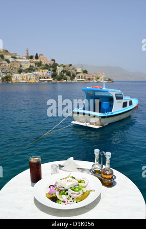 Salade grecque sur table au bord de l'eau taverna, Symi (SIMI), Rhodes (Rodos) région, le Dodécanèse, Grèce, région sud de la Mer Egée Banque D'Images