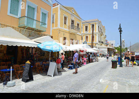 Boutiques et tavernes au bord de l'eau, Symi (SIMI), Rhodes (Rodos) région, le Dodécanèse, Grèce, région sud de la Mer Egée Banque D'Images