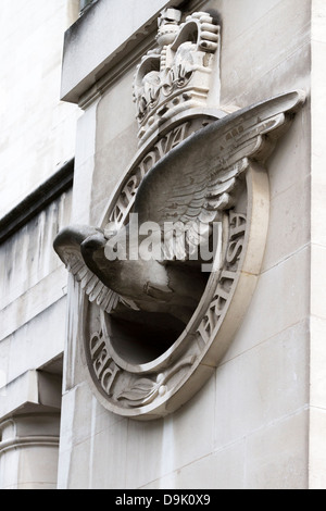 Insigne de la RAF en pierre/crête sur façade du bâtiment principal du ministère de la Défense, Whitehall, Londres, UK Banque D'Images