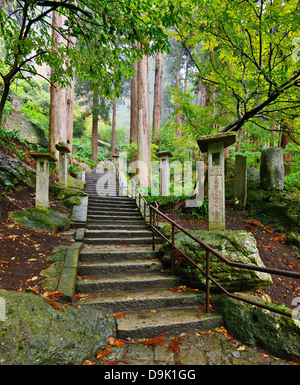 Sentier de randonnée à Yamadera Temple Montagne à Yamagata, Japon. Banque D'Images