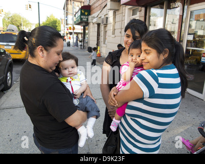 L'américano-mexicaine mères dans la section de Kensington Brooklyn, NY, 2013. Banque D'Images