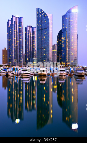 Toits de résidence des tours dans le quartier de Haeundae de Busan, Corée du Sud au crépuscule. Banque D'Images